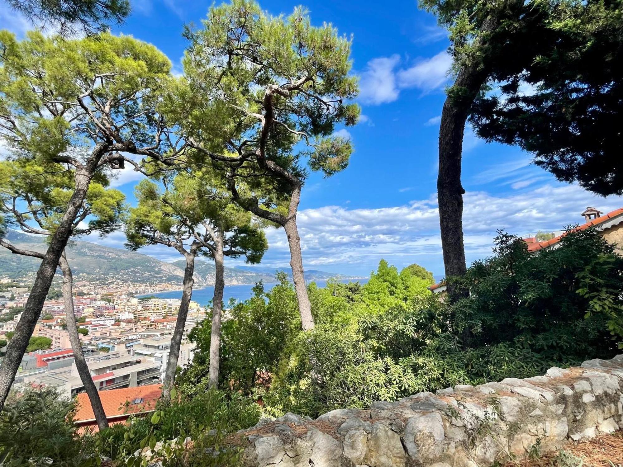 Rocamare - Entre Monaco Et Menton, Pres Des Plages *
